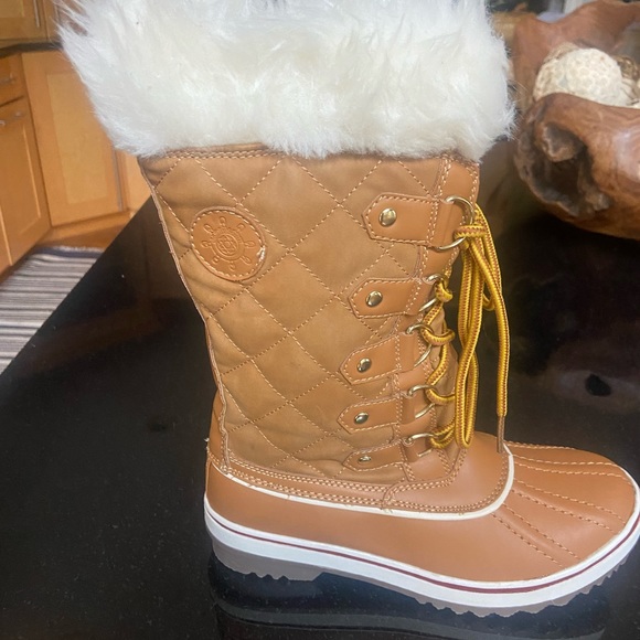 Global Win fur lines snow boots - like new worn only twice. - Picture 2 of 4